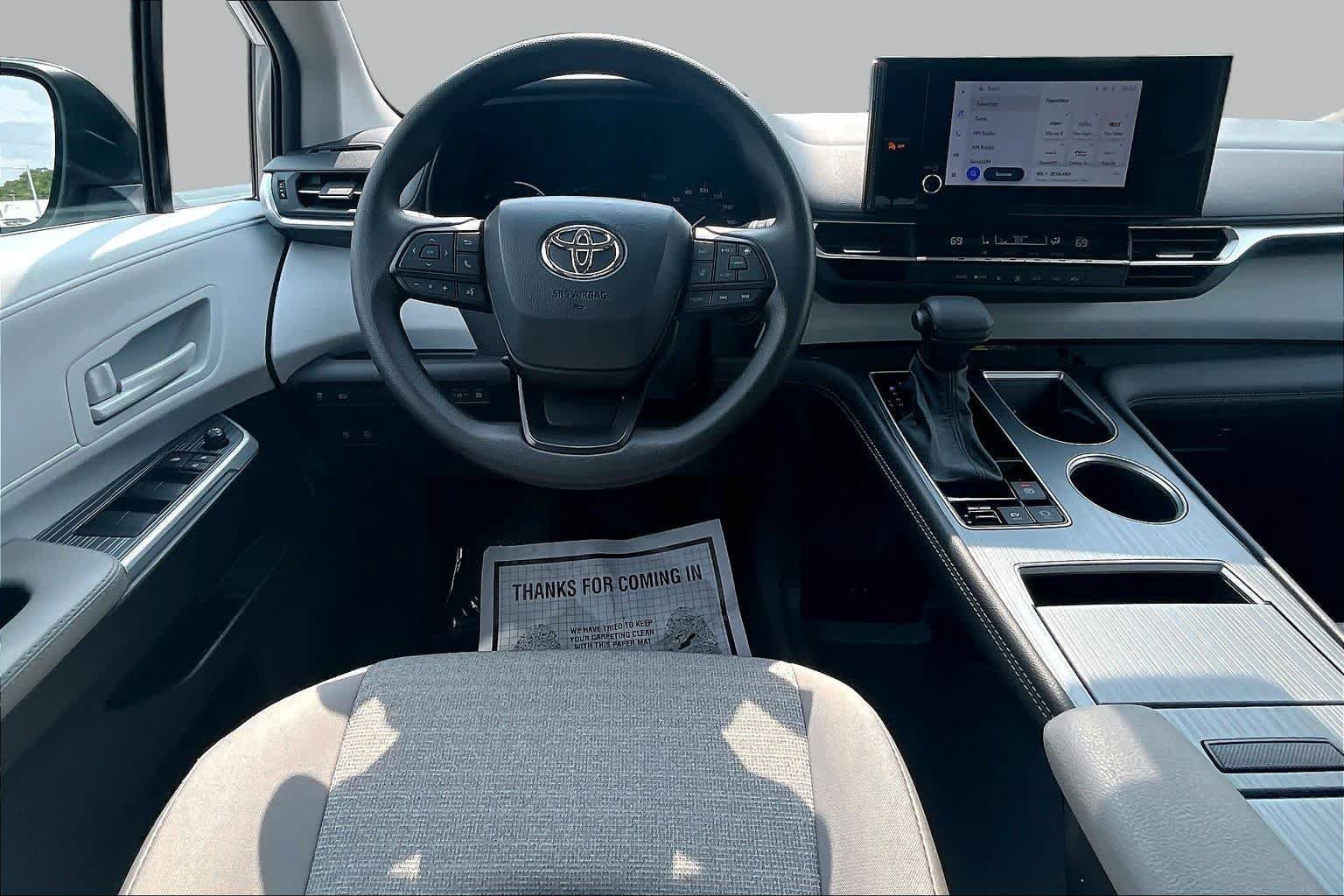 Used 2026 Toyota Sienna LE FWD image 6