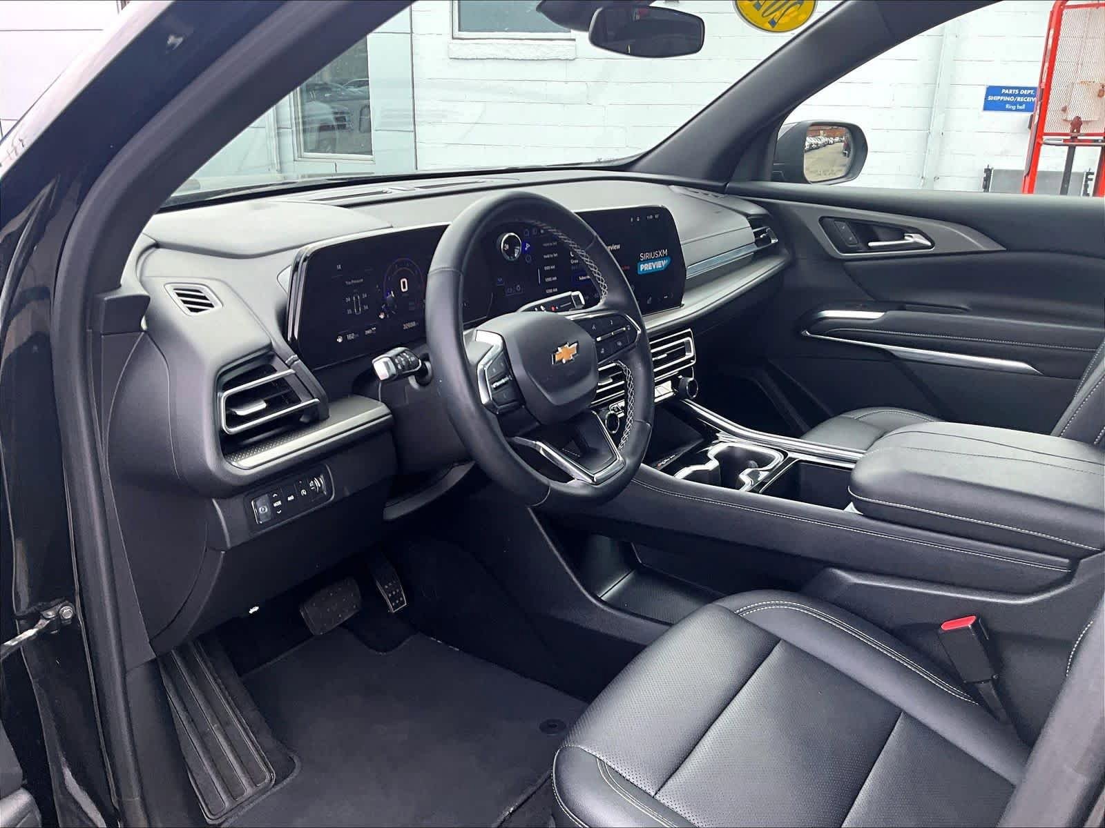Used 2025 Chevrolet Traverse LT AWD/4WD image 8