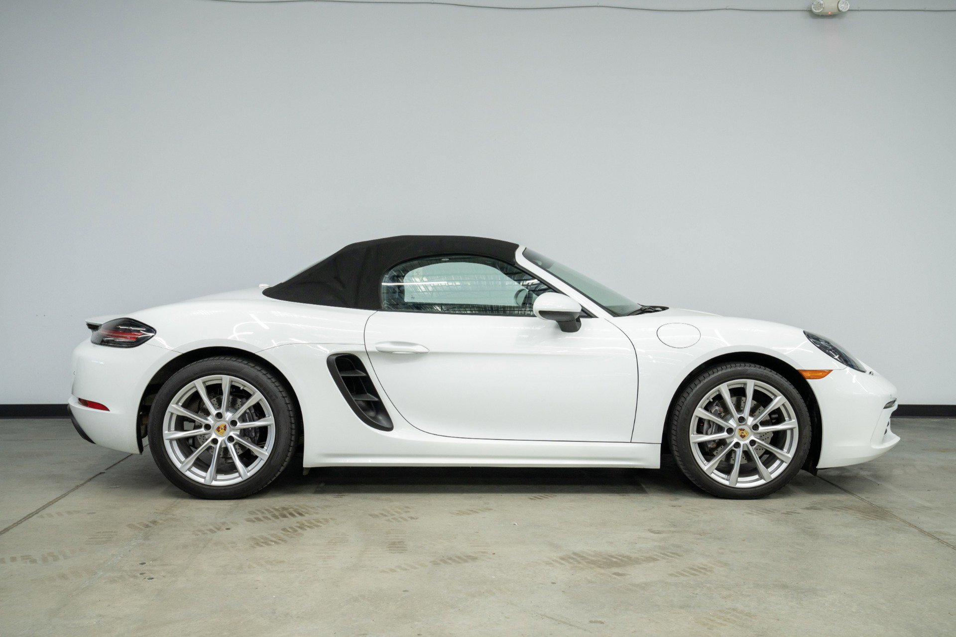 Used 2017 Porsche 718 Boxster image 17