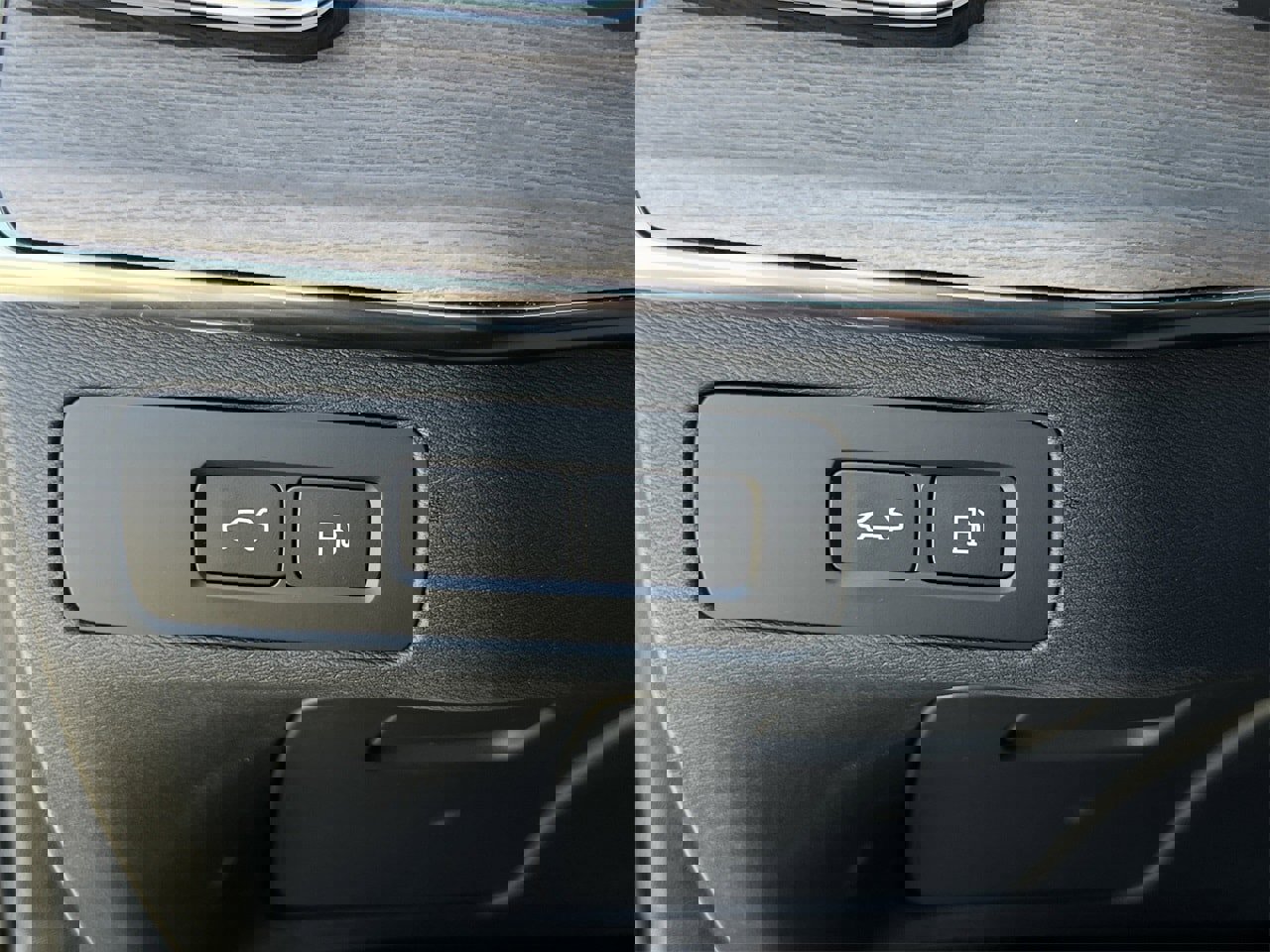 Used 2025 Volvo XC90 T8 Core image 13