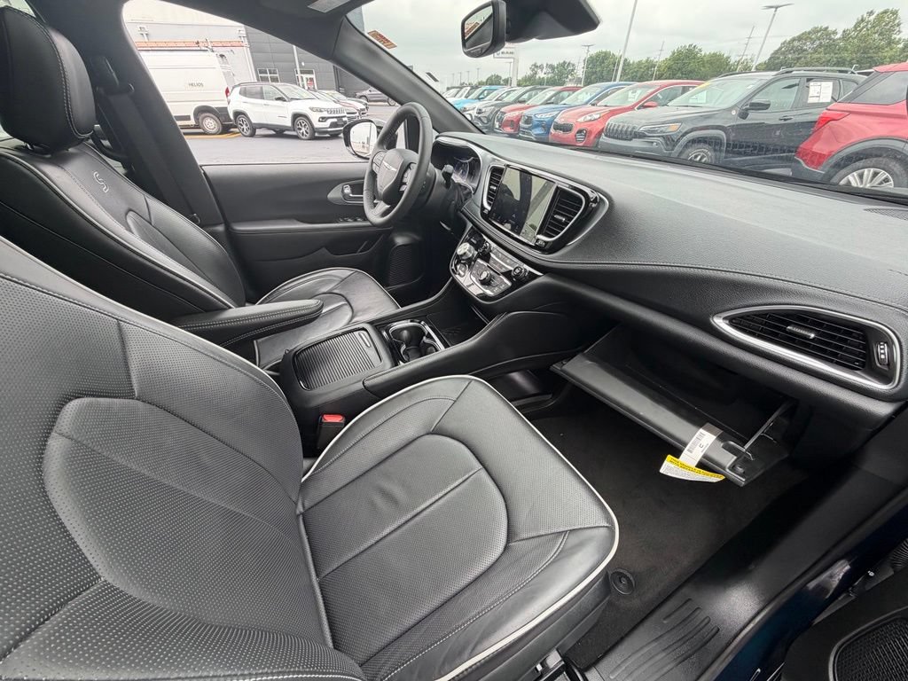 Used 2025 Chrysler Pacifica Limited FWD image 12