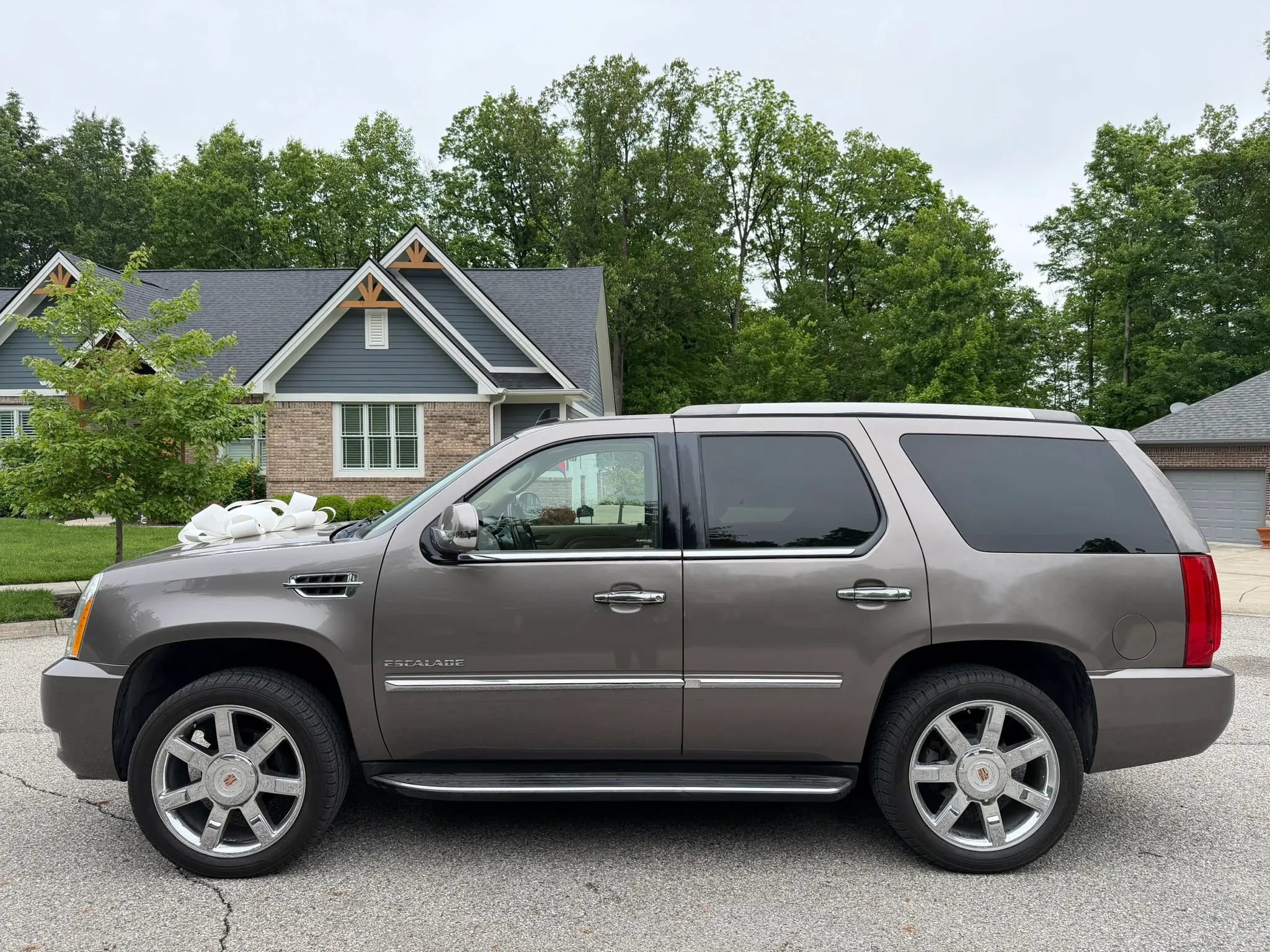 Used 2014 Cadillac Escalade Luxury AWD/4WD image 2