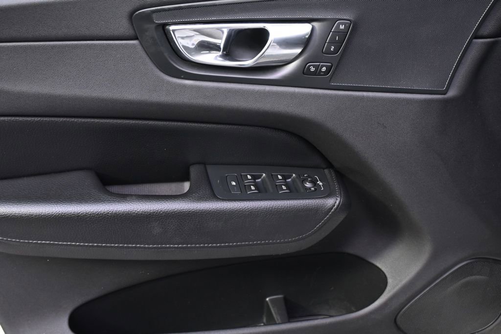 Used 2018 Volvo XC60 T6 Momentum w/ Vision Package image 18