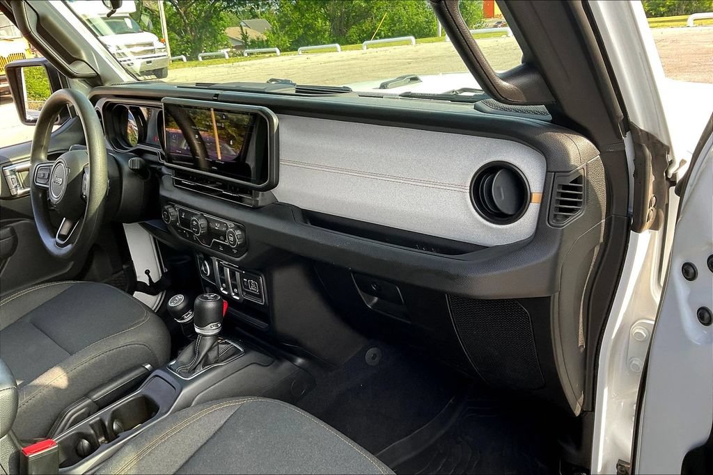 Used 2026 Jeep Wrangler Sport AWD/4WD image 16