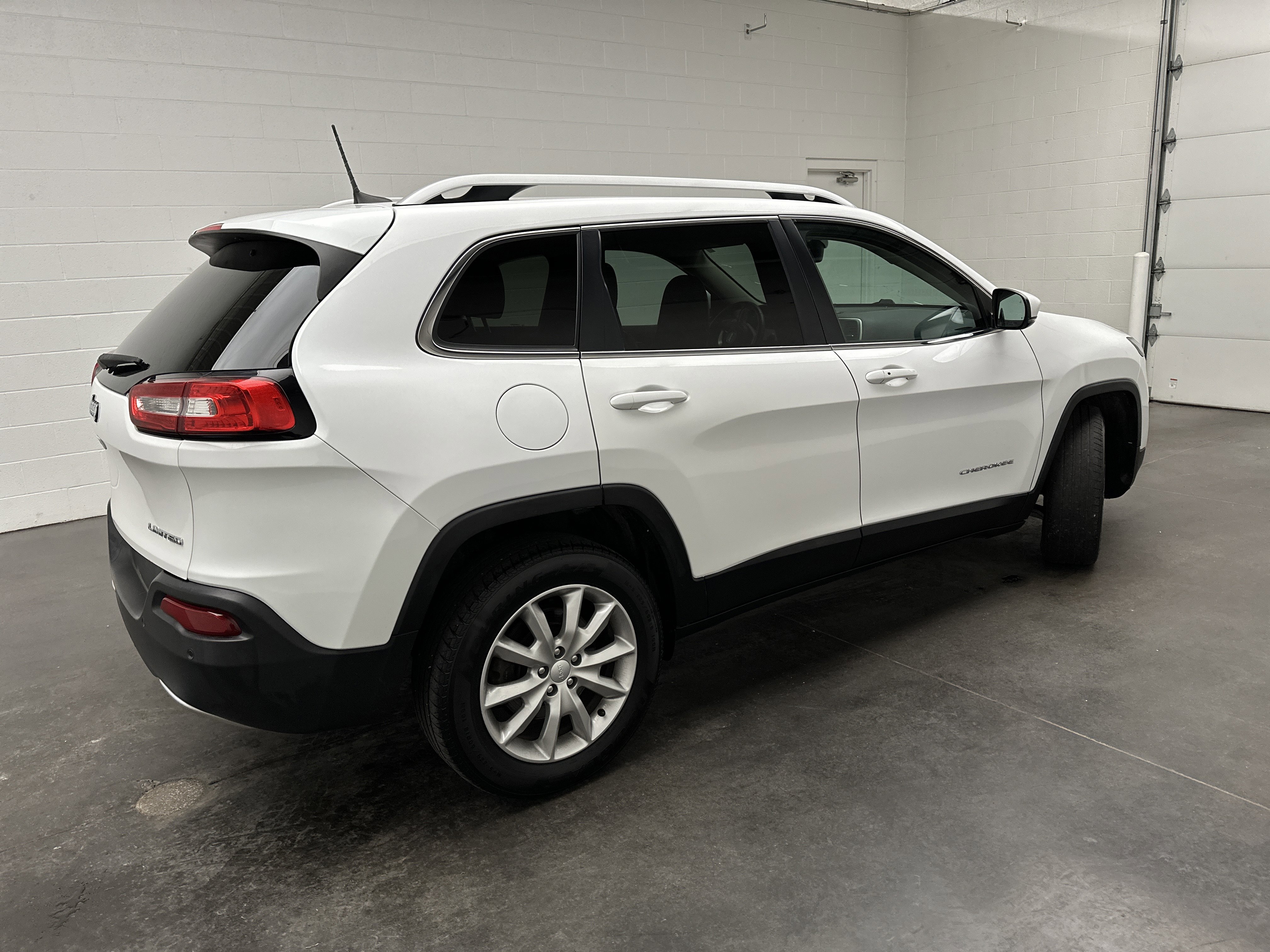 Used 2018 Jeep Cherokee Limited image 8