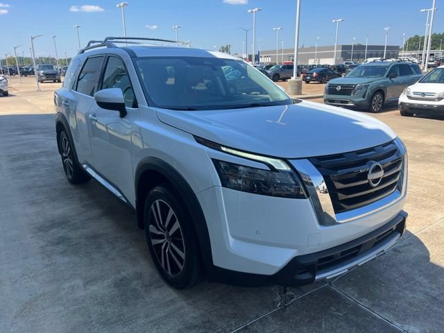 Certified 2025 Nissan Pathfinder Platinum w/ Cargo Package FWD image 5