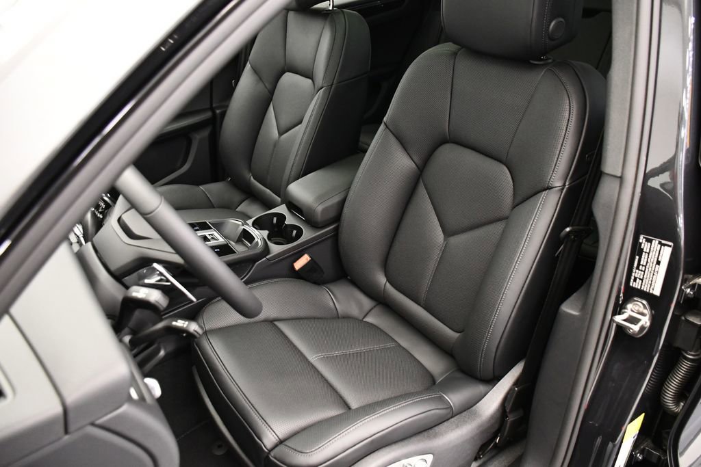Certified 2025 Porsche Macan Turbo AWD/4WD image 40