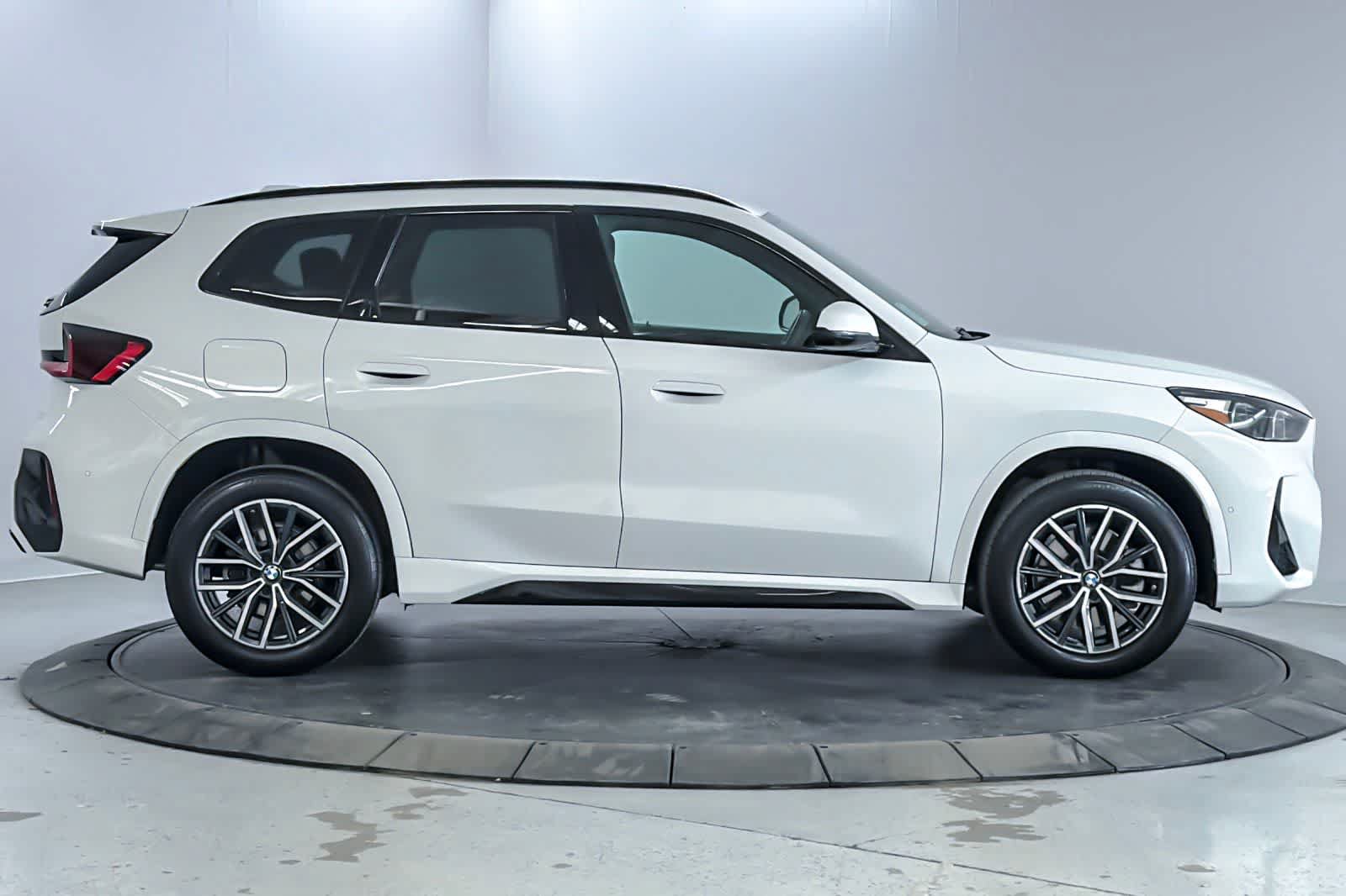 Used 2023 BMW X1 xDrive28i w/ Premium Package AWD/4WD image 8