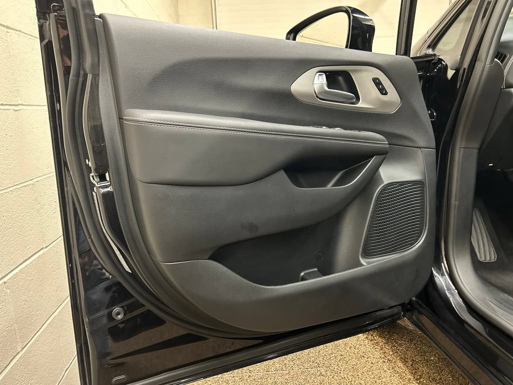 Used 2024 Chrysler Pacifica Limited w/ S Appearance Package FWD image 13