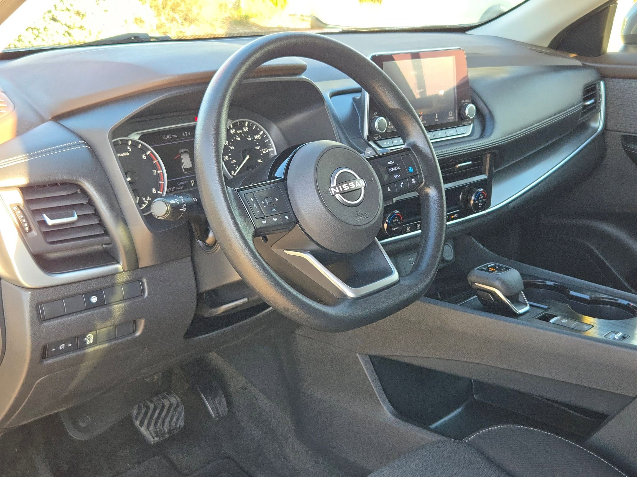 Used 2023 Nissan Rogue SV image 10