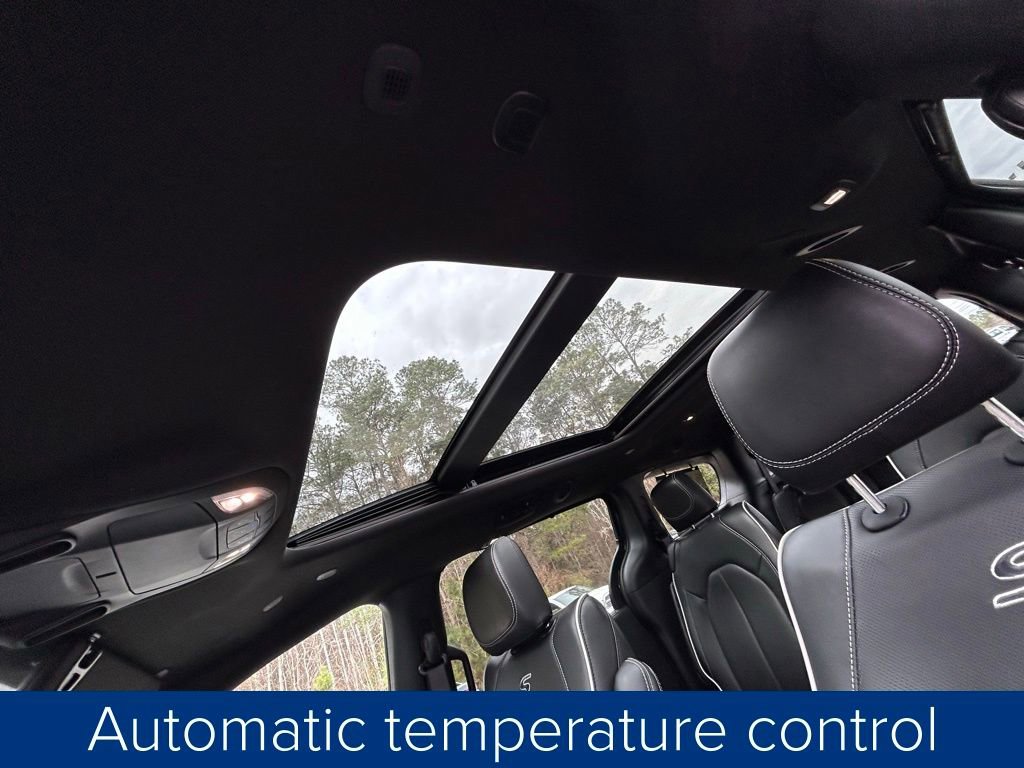 Used 2025 Chrysler Pacifica Limited image 31
