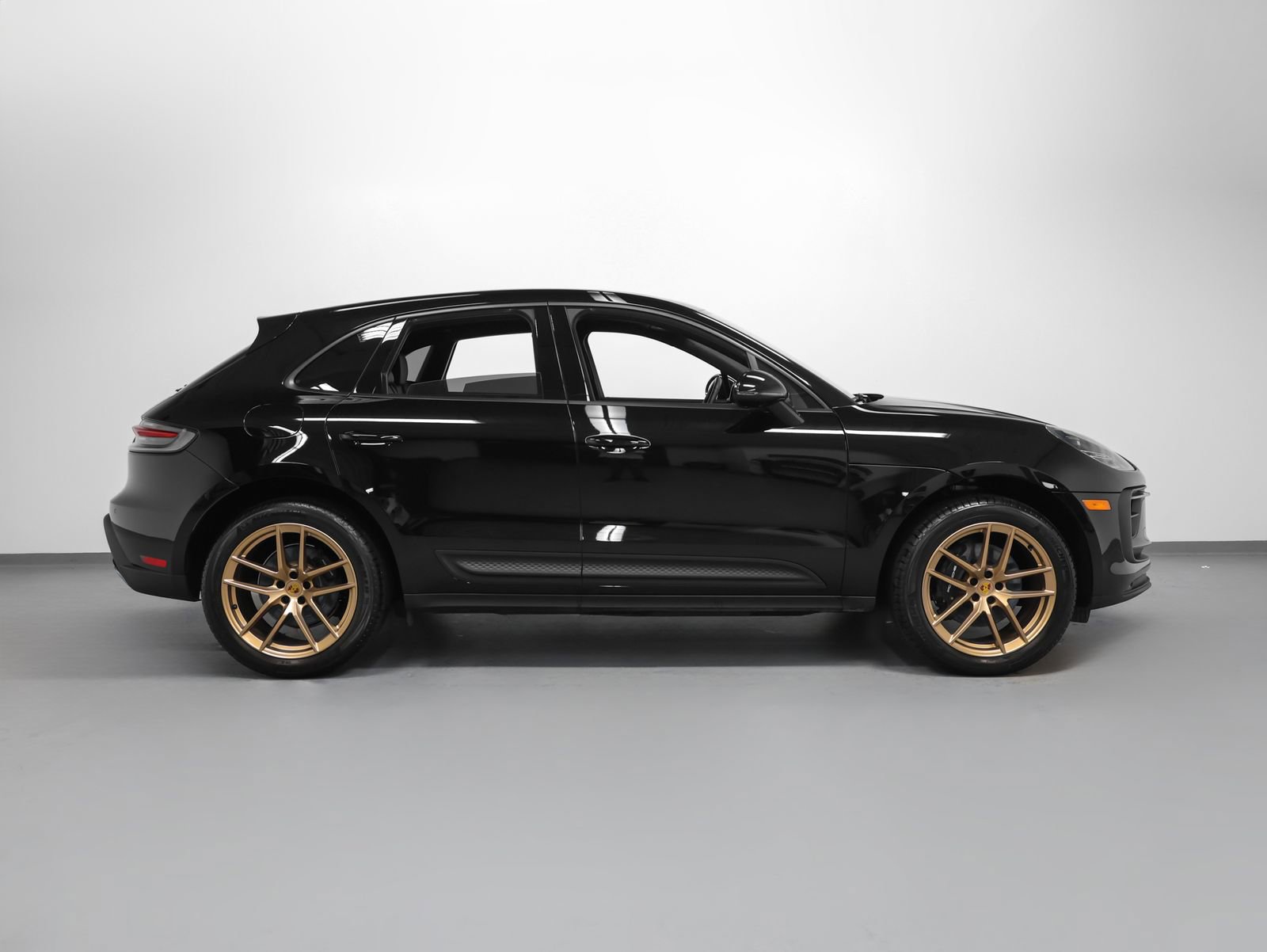 Certified 2025 Porsche Macan AWD/4WD image 13