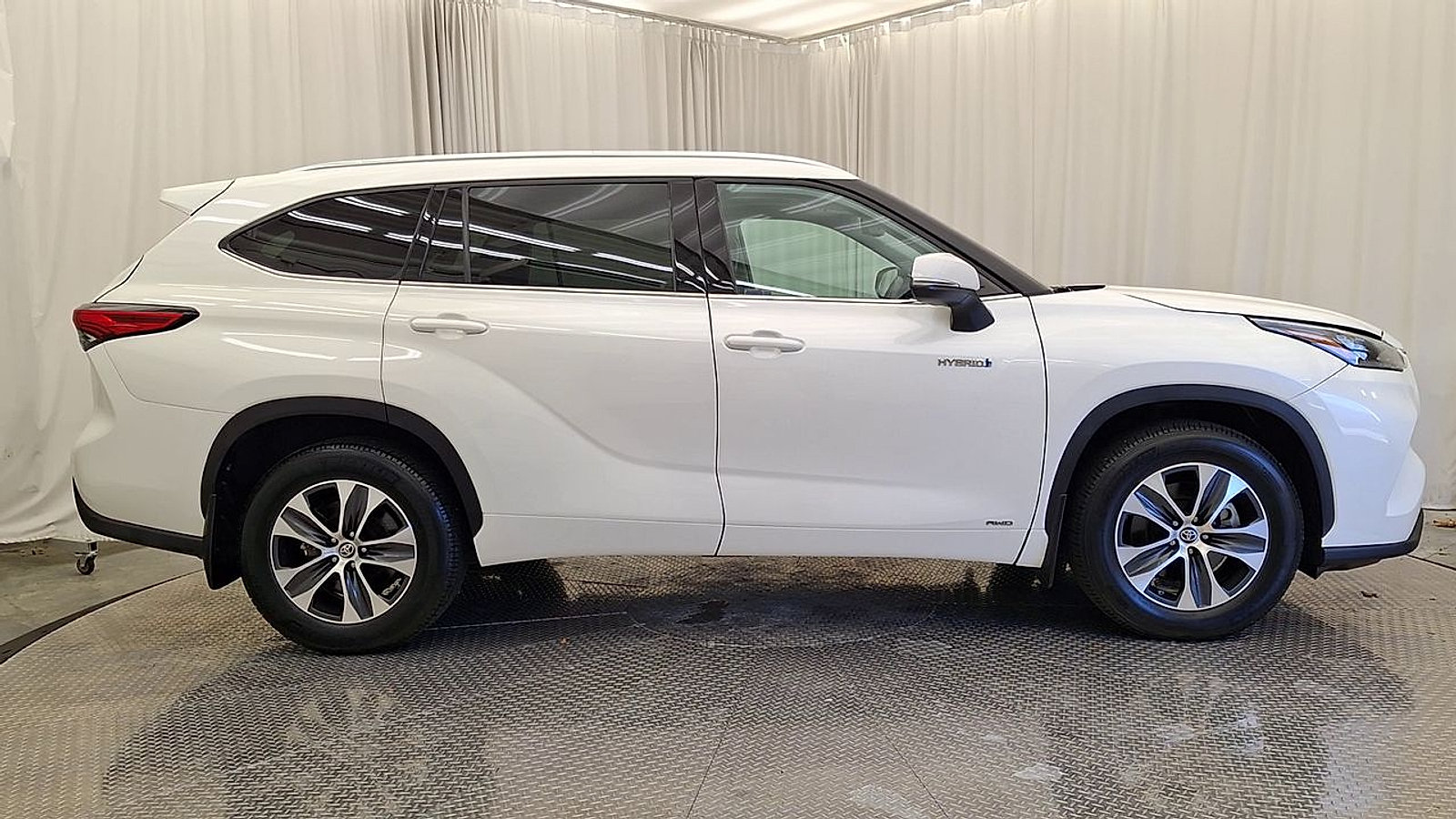 Certified 2020 Toyota Highlander XLE AWD/4WD image 7