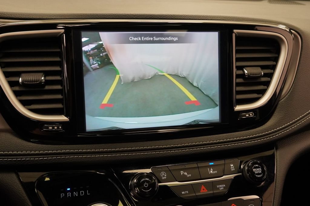 Certified 2025 Chrysler Pacifica Select AWD/4WD image 32