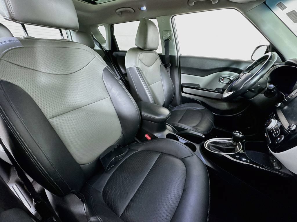 Used 2017 Kia Soul + w/ Primo Package FWD image 30