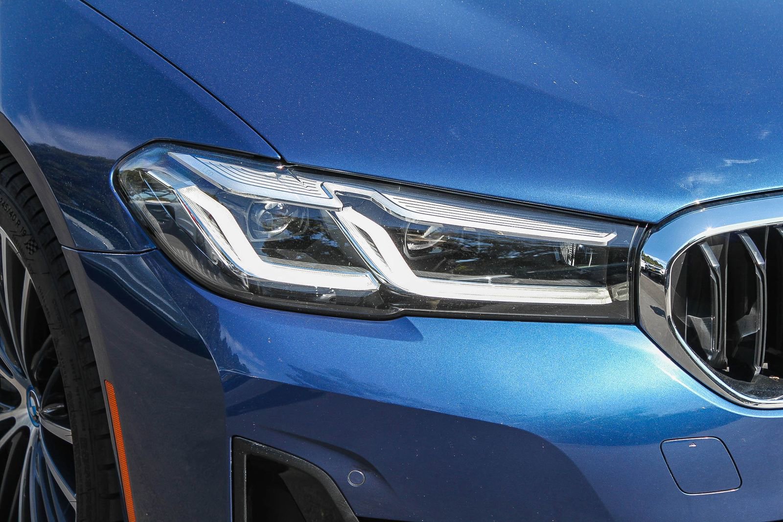 Used 2022 BMW 530e w/ Premium Package image 4