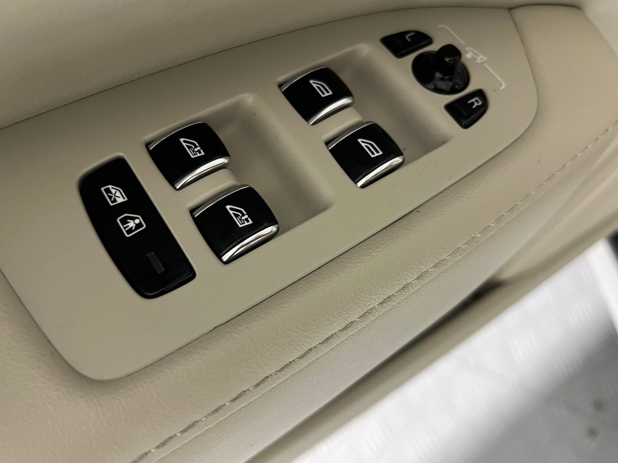 Used 2025 Volvo S90 B6 Plus image 24