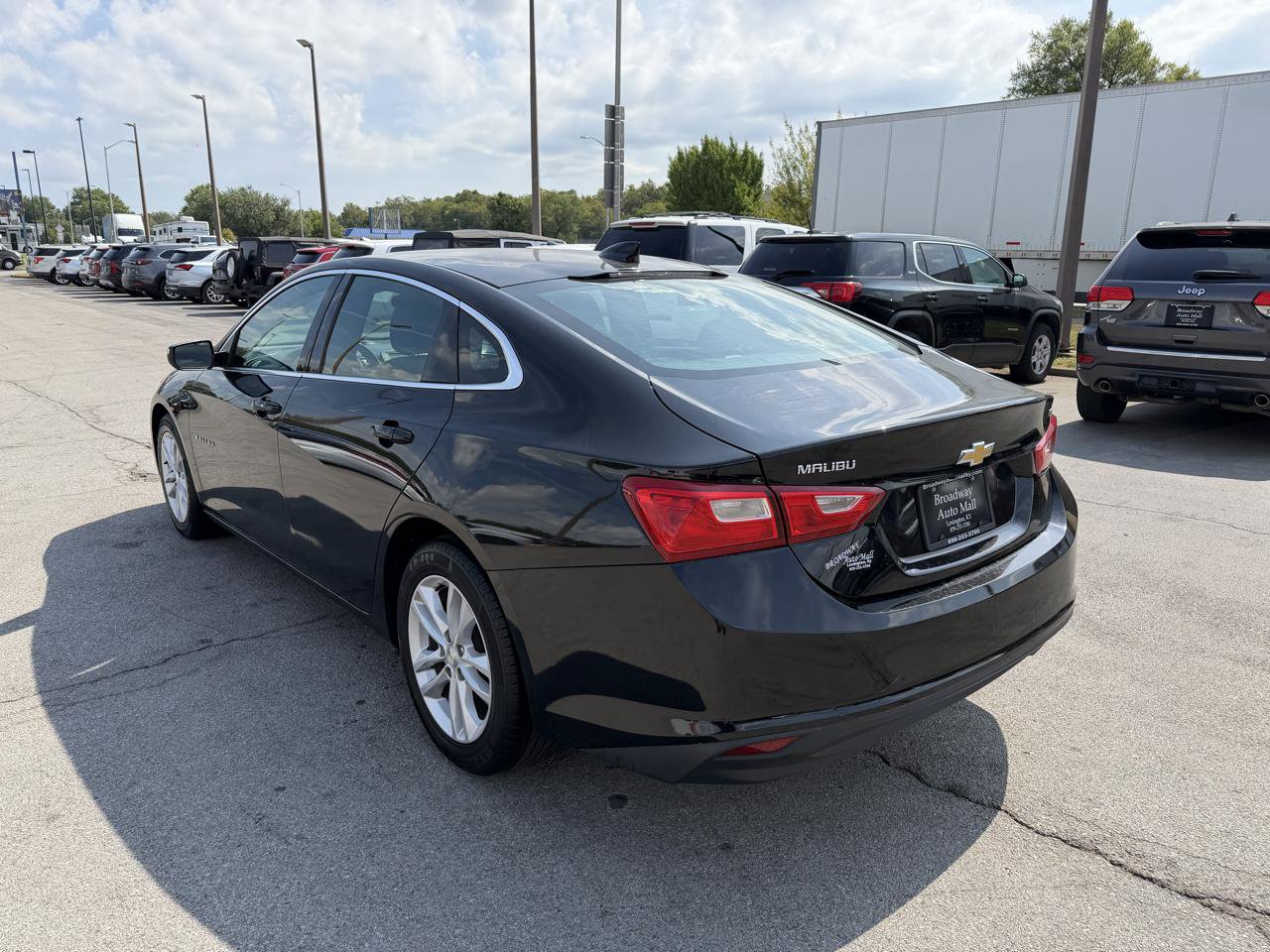 Used 2017 Chevrolet Malibu LT FWD image 5