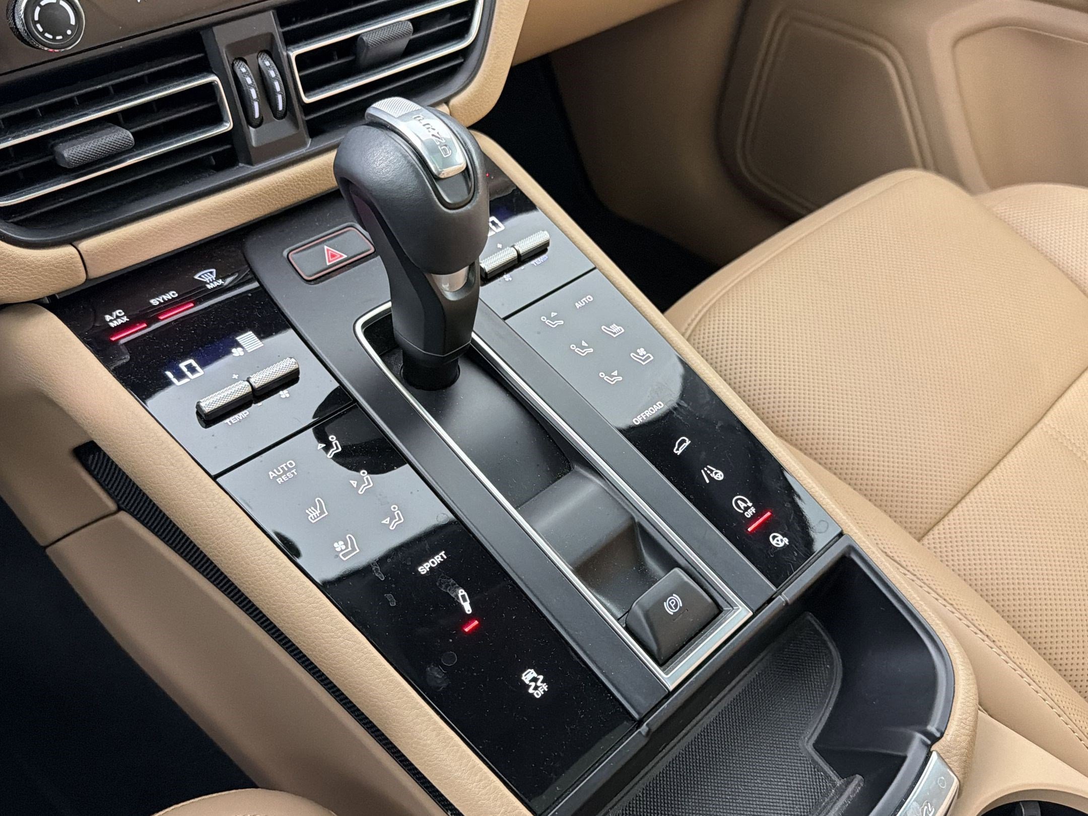 Certified 2023 Porsche Macan AWD/4WD image 23