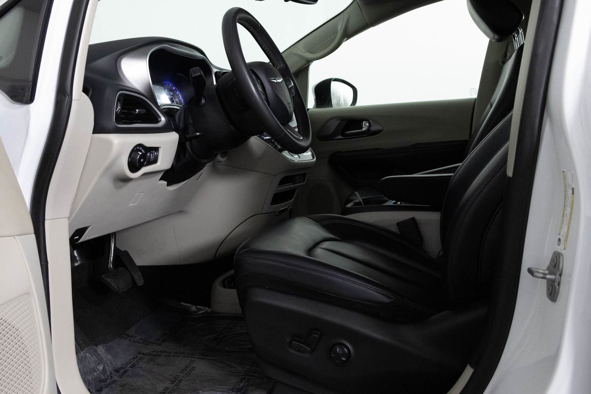 Used 2023 Chrysler Pacifica Touring-L image 15