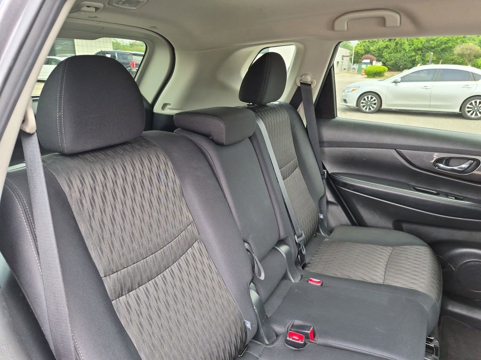 Used 2020 Nissan Rogue SV FWD image 25