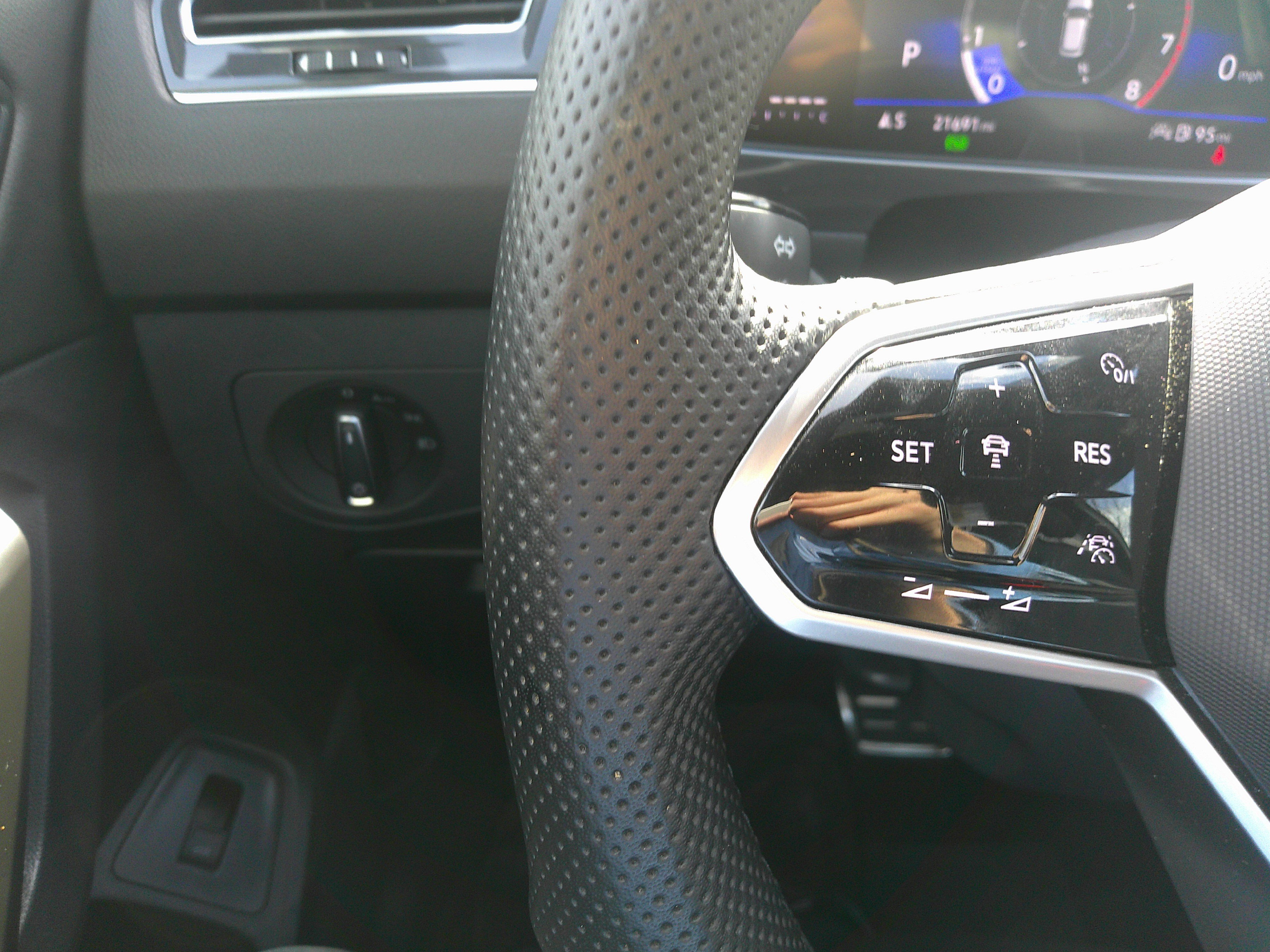 Used 2024 Volkswagen Tiguan SE R-Line image 20