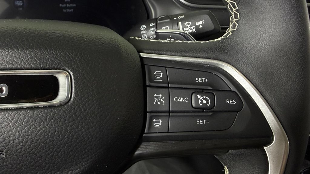 Used 2023 Jeep Grand Cherokee Laredo w/ Luxury Tech Group I AWD/4WD image 19