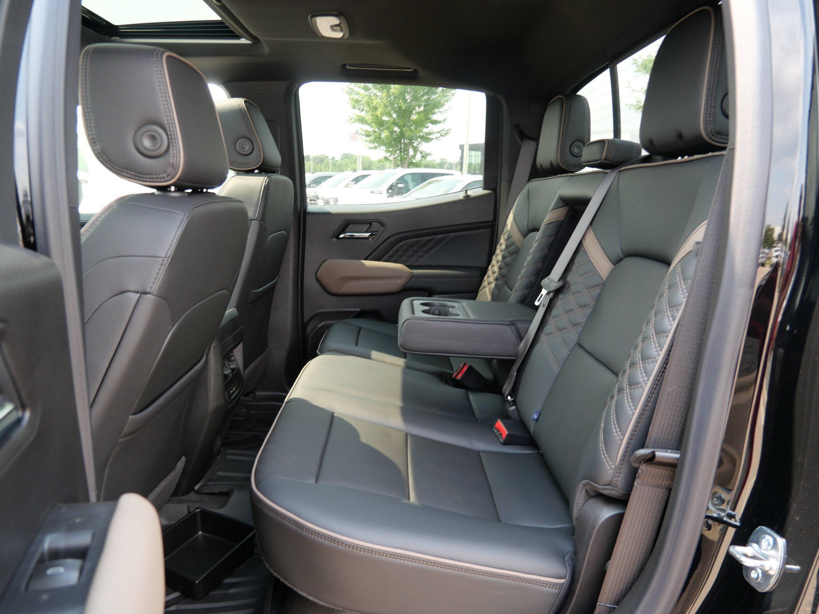 New 2026 GMC Canyon Denali w/ LPO, Denali Black Edition AWD/4WD image 9