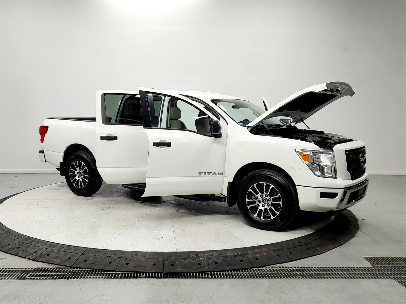 Used 2023 Nissan Titan SV w/ Accessory Utility Package image 9
