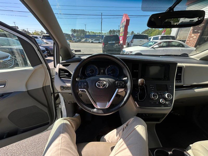 Used 2017 Toyota Sienna XLE w/ XLE Navigation Package AWD/4WD image 10