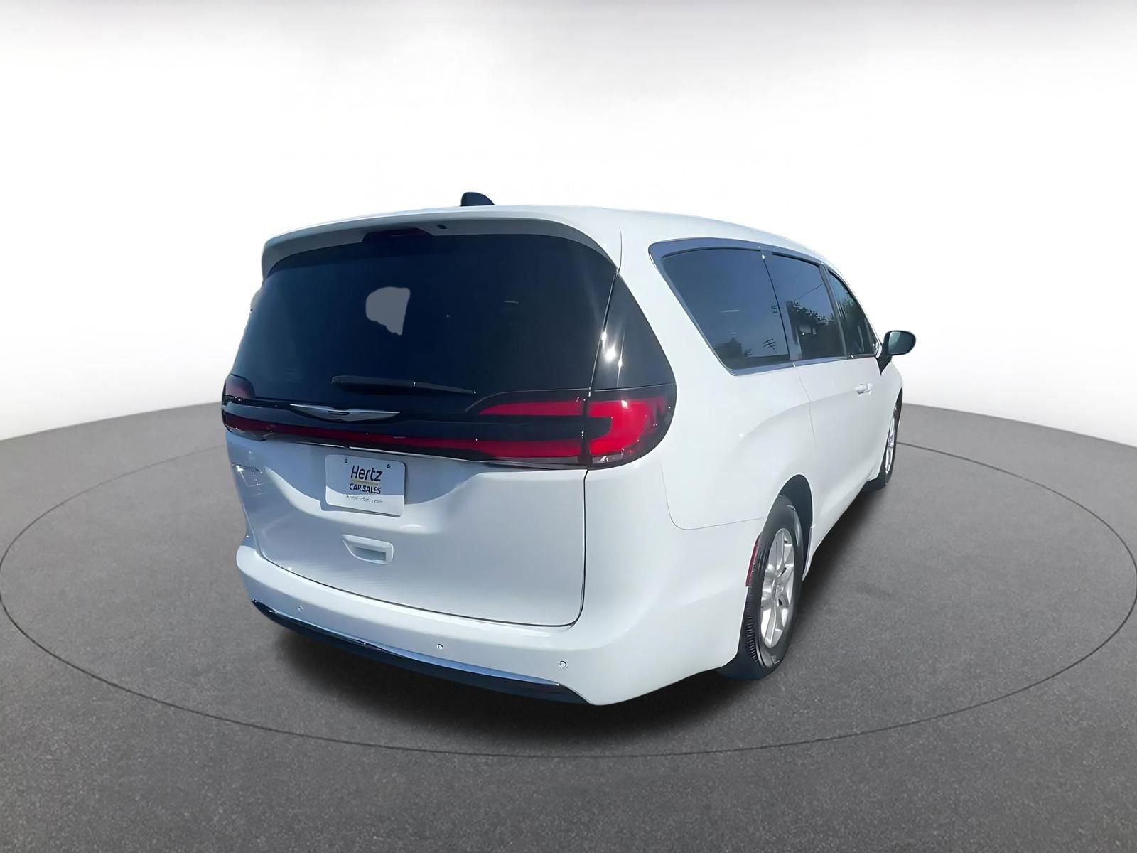 Used 2024 Chrysler Pacifica Touring-L image 14