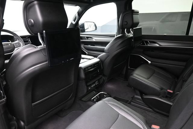 Used 2025 Jeep Wagoneer Series III w/ Premium Group I AWD/4WD image 18