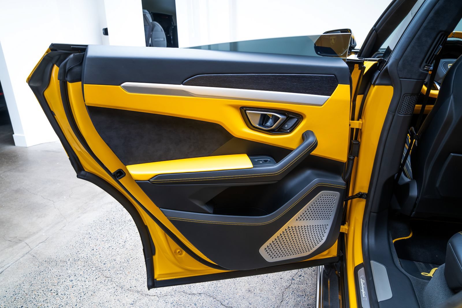 Used 2019 Lamborghini Urus AWD/4WD image 23