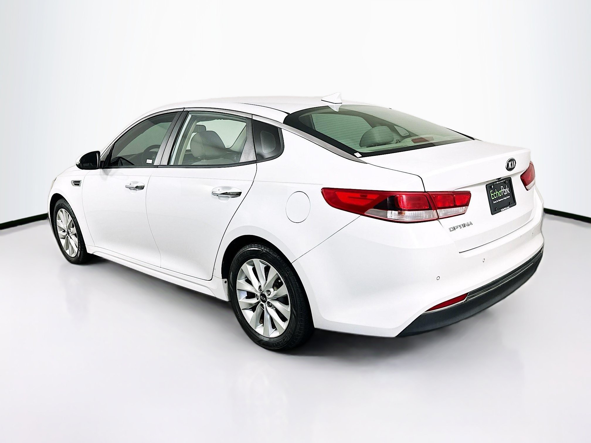 Used 2018 Kia Optima LX w/ 17" Alloy Wheels Package FWD image 5