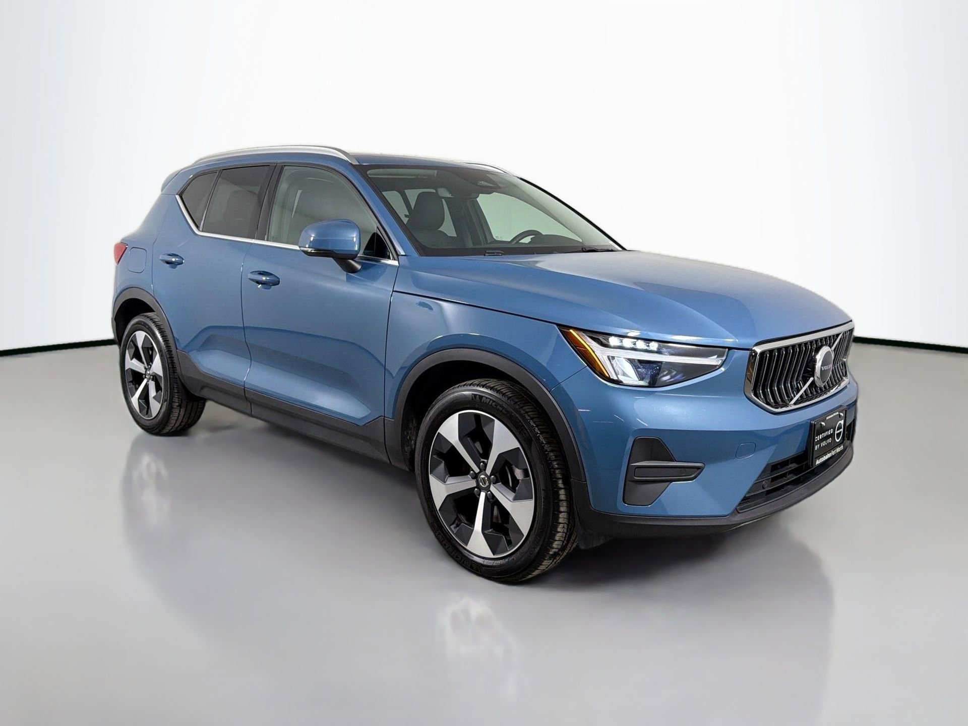 Certified 2025 Volvo XC40 B5 Core AWD/4WD image 3
