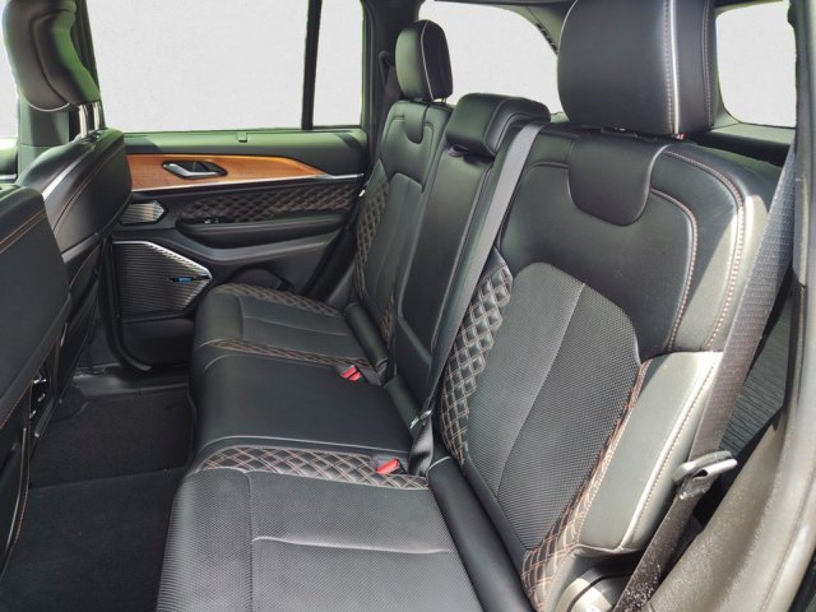 Used 2023 Jeep Grand Cherokee Summit AWD/4WD image 18