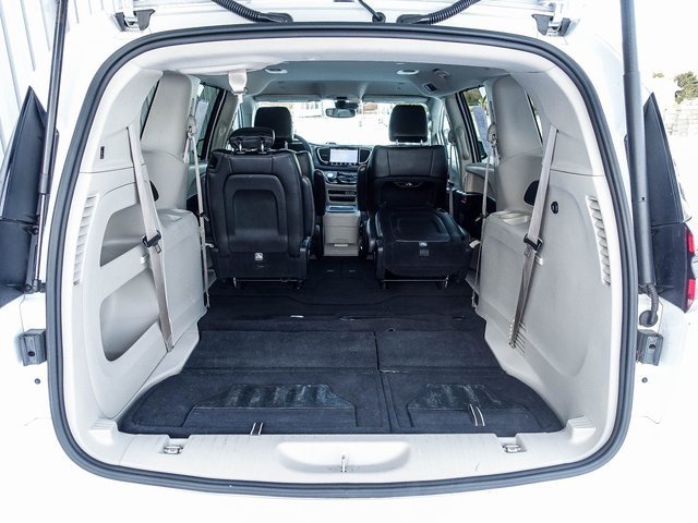 Used 2023 Chrysler Pacifica Touring-L image 16