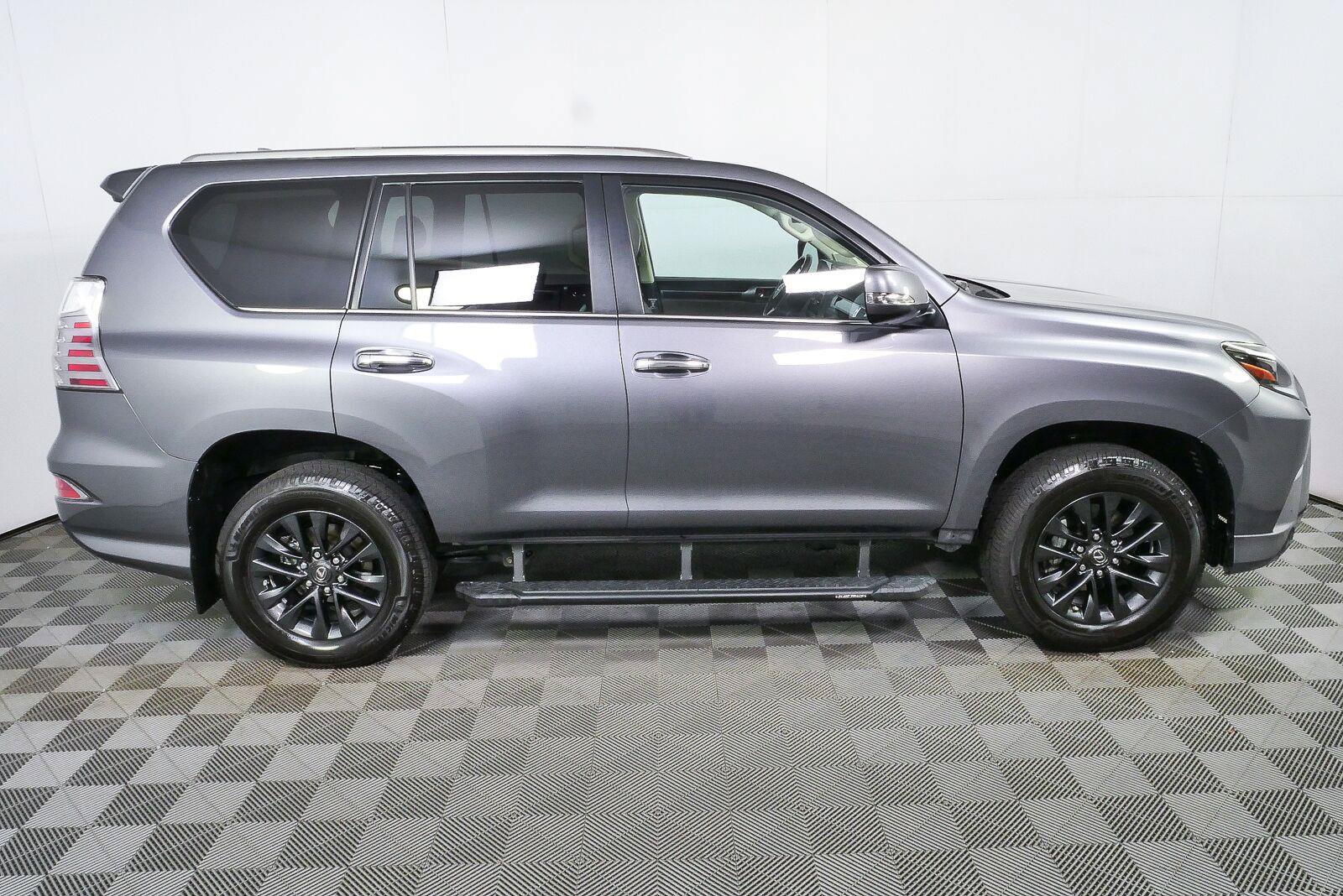 Used 2022 Lexus GX 460 Premium w/ Premium Package AWD/4WD image 2