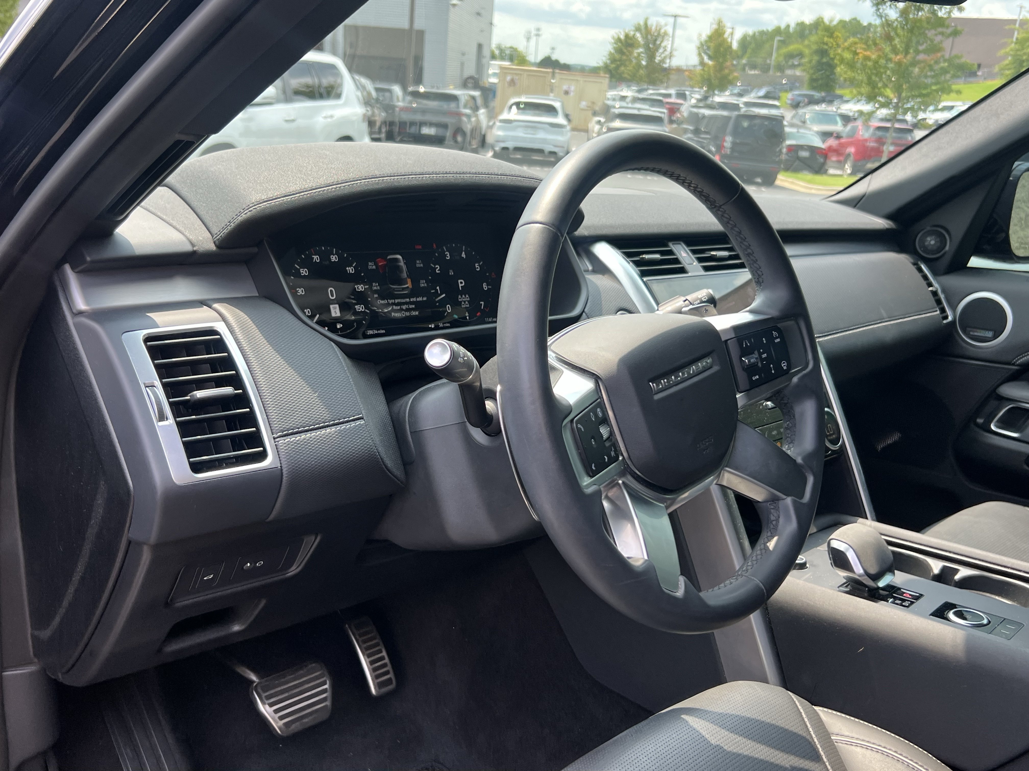 Used 2024 Land Rover Discovery Dynamic SE AWD/4WD image 20