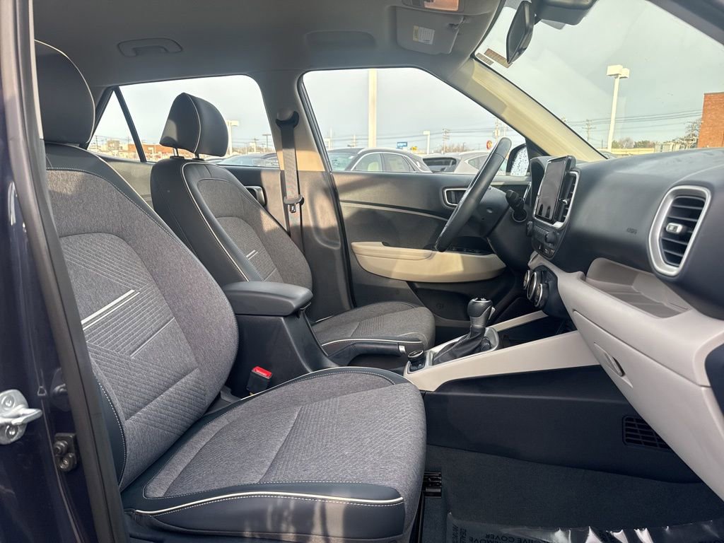 Used 2023 Hyundai Venue Limited w/ Cargo Package image 16