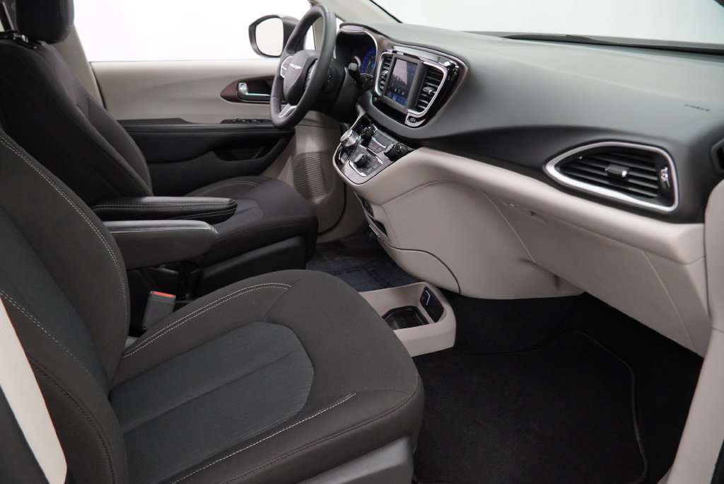 Used 2024 Chrysler Voyager LX FWD image 39
