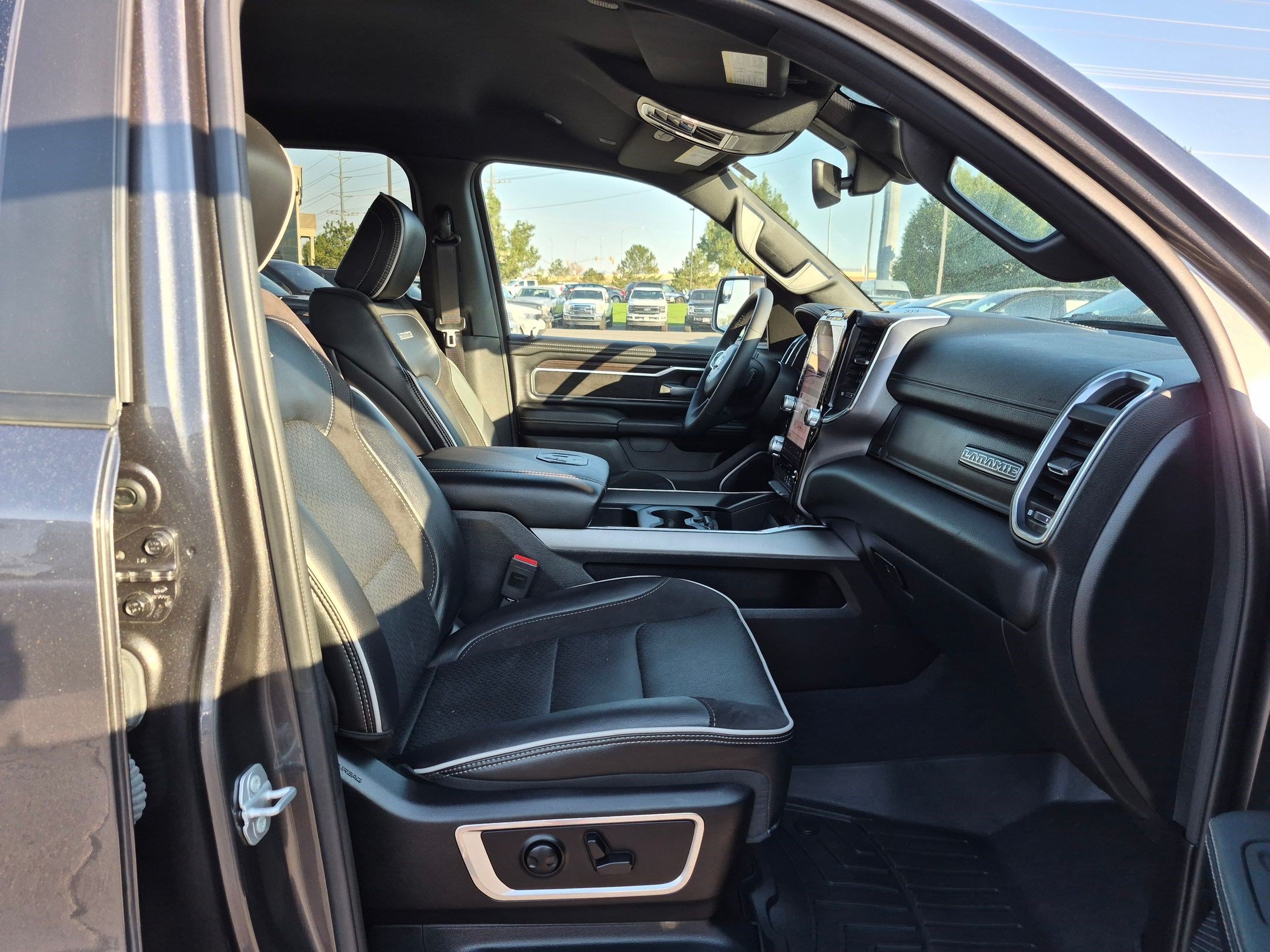 Used 2025 RAM 1500 Laramie w/ Sport Appearance Package AWD/4WD image 34