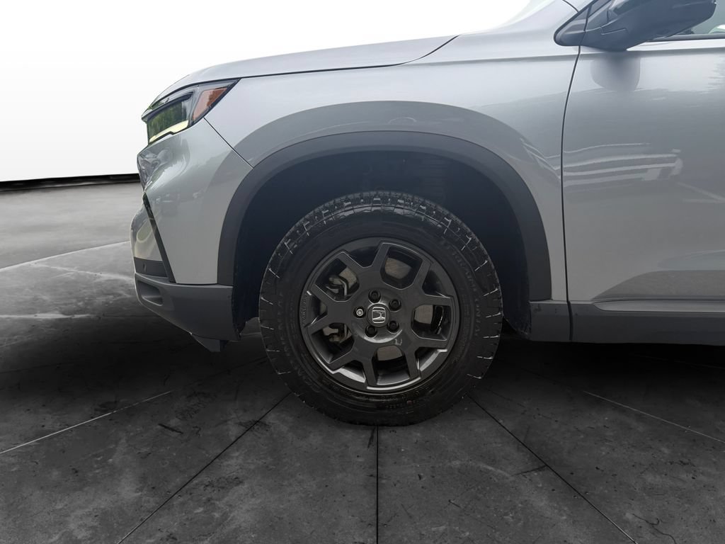 Used 2025 Honda Pilot TrailSport image 14