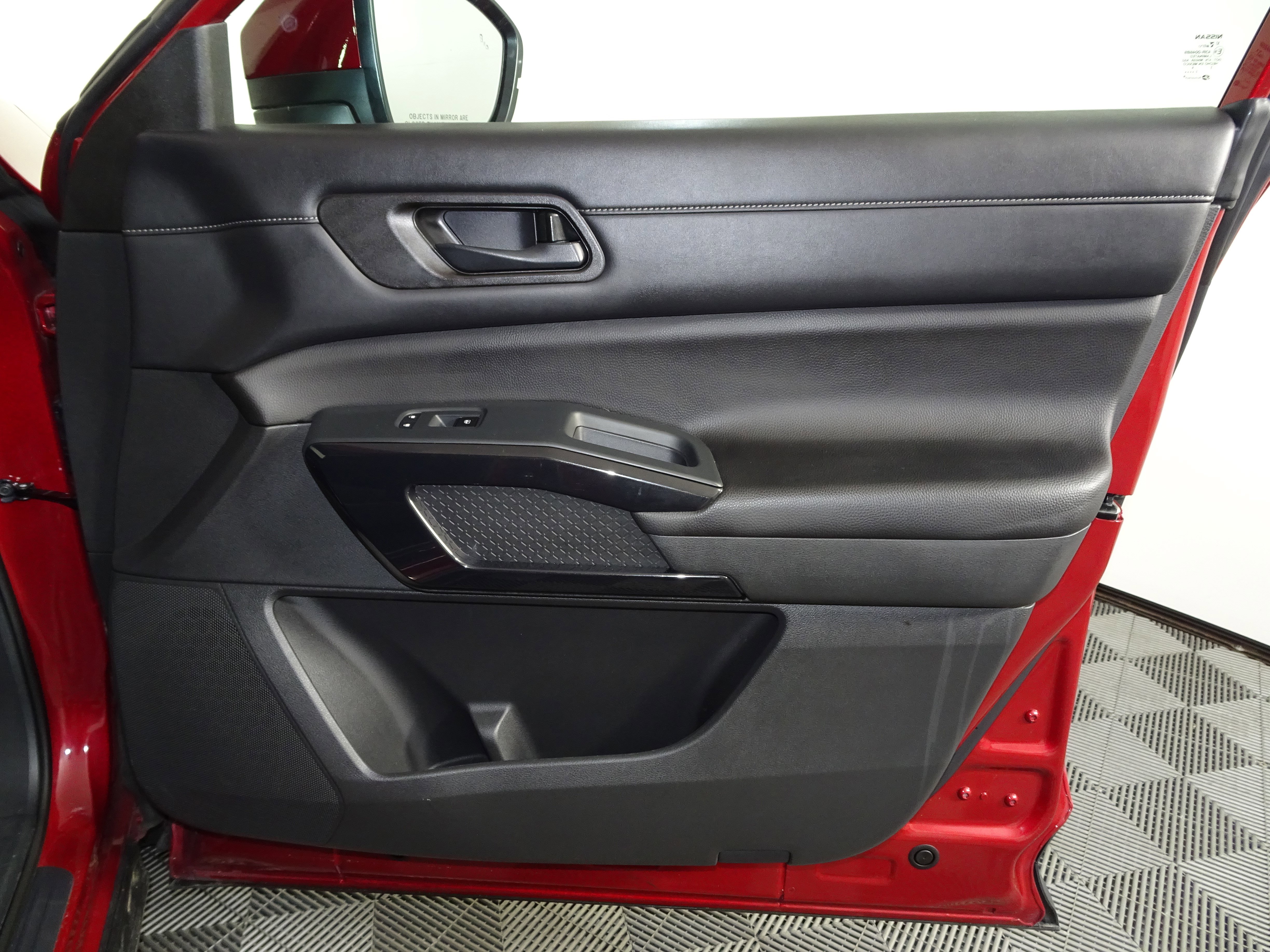 Used 2023 Nissan Pathfinder SV image 34