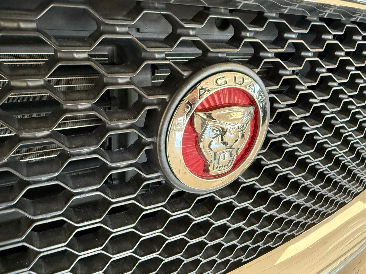 Used 2017 Jaguar F-PACE Prestige image 32