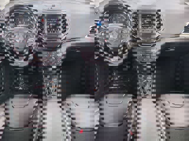 Used 2019 Jeep Cherokee Latitude Plus image 16