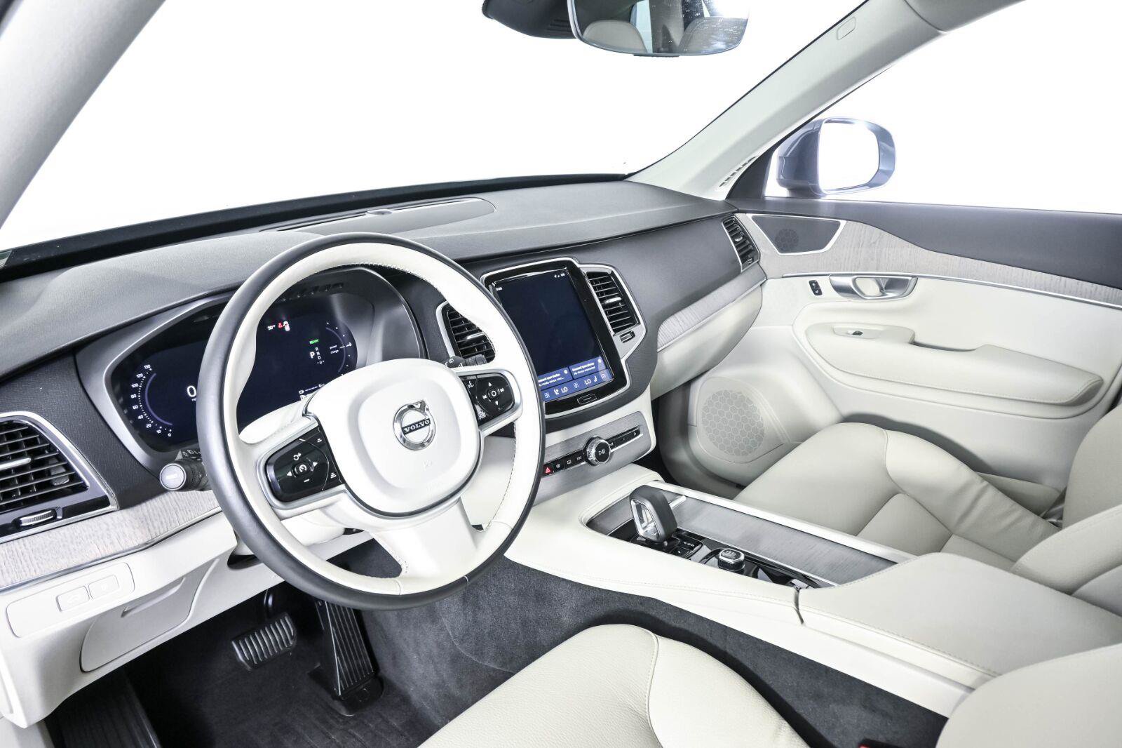 Certified 2025 Volvo XC90 T8 Plus w/ Protection Package Premier AWD/4WD image 4