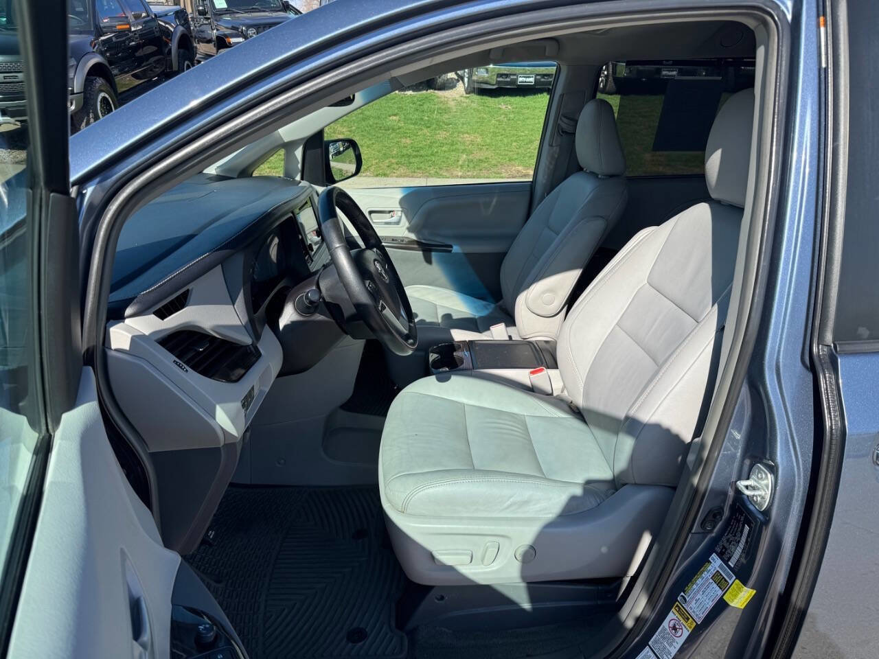 Used 2015 Toyota Sienna XLE w/ XLE Navigation Package AWD/4WD image 10