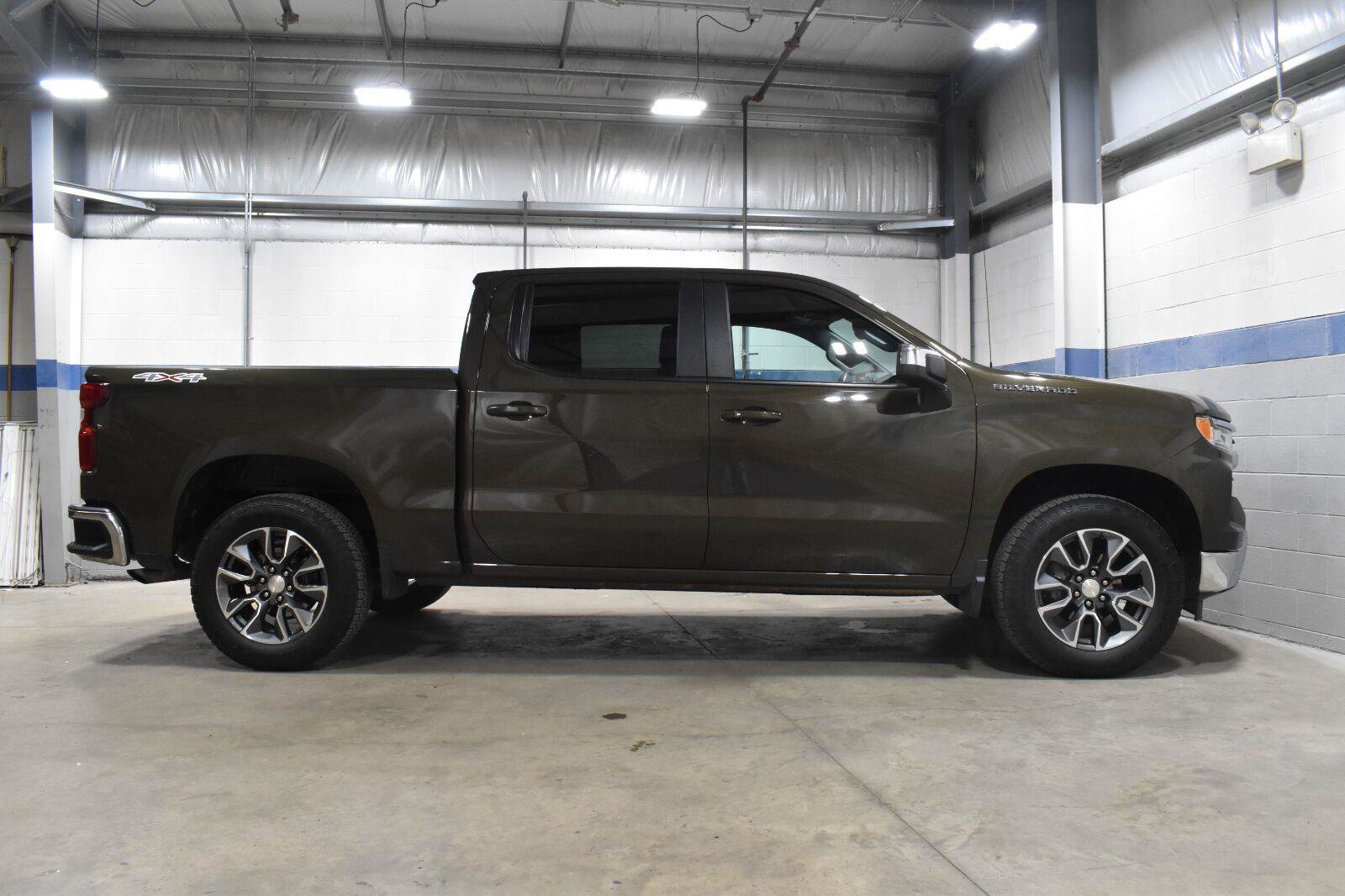 Used 2023 Chevrolet Silverado 1500 LT AWD/4WD image 25