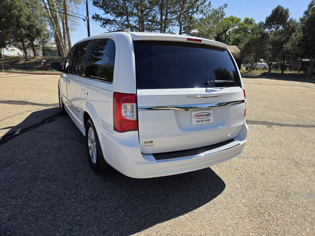 Used 2015 Chrysler Town & Country Touring FWD image 4